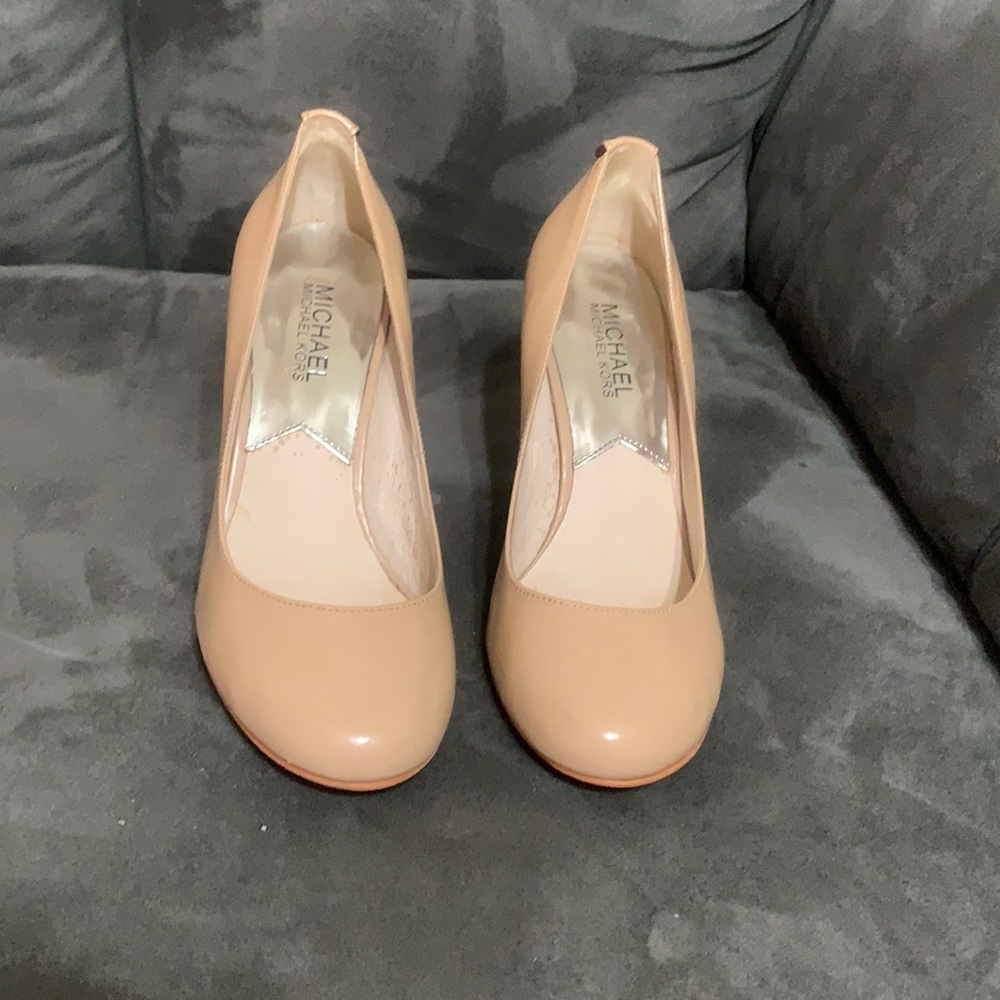 Micheal Kors closed toed tan heels
